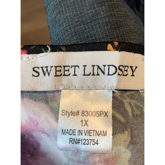 Sweet Lindsey 1X Black Floral V-Neck Blouse Top - Picture 3 of 4